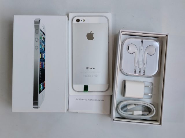 Apple iPhone 5/5S/5C 16GB Factory UNlocked Black/White/Gold New Battery GIFT